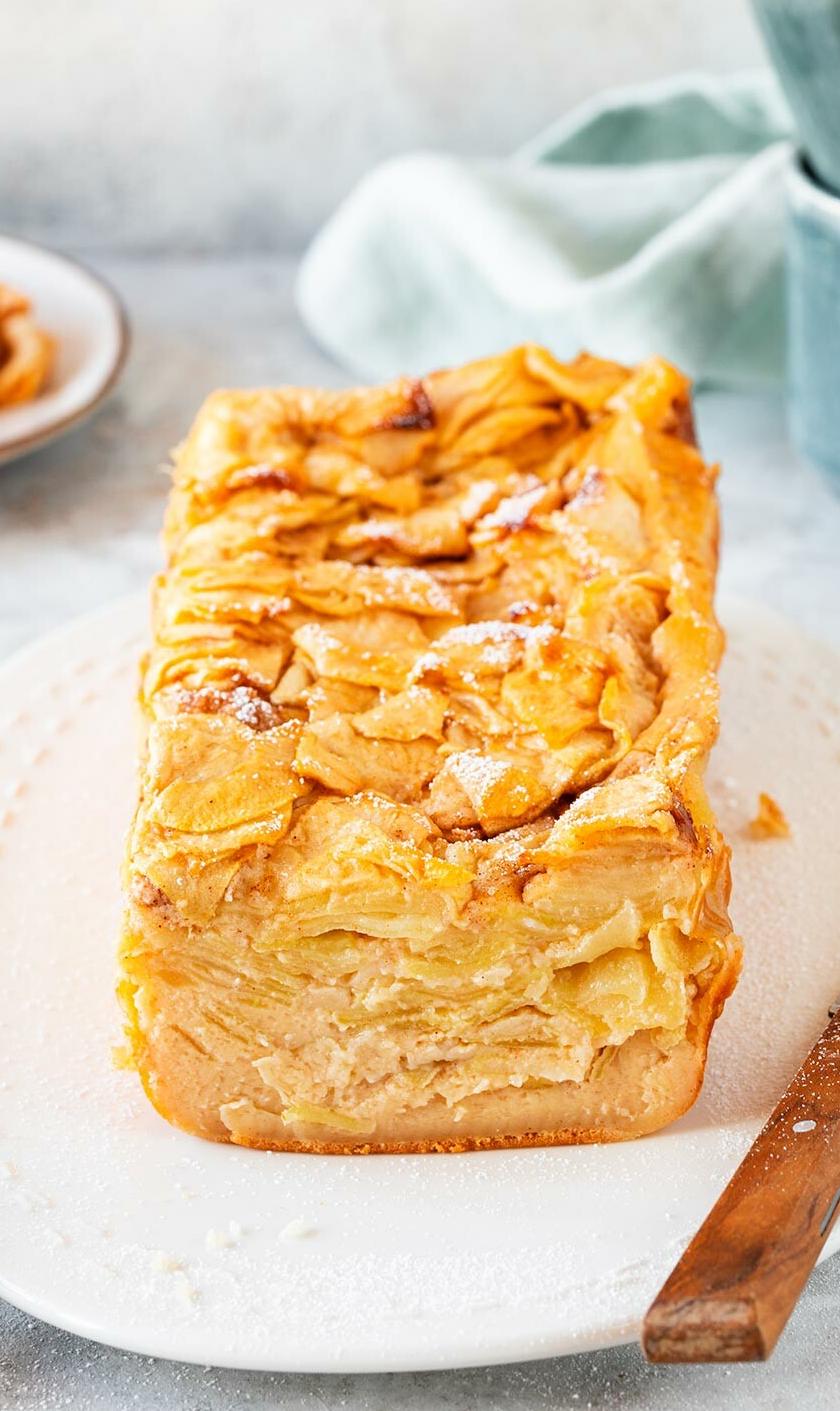 Unsichtbarer Apfelkuchen aus der Kastenform von vorne auf einem Teller