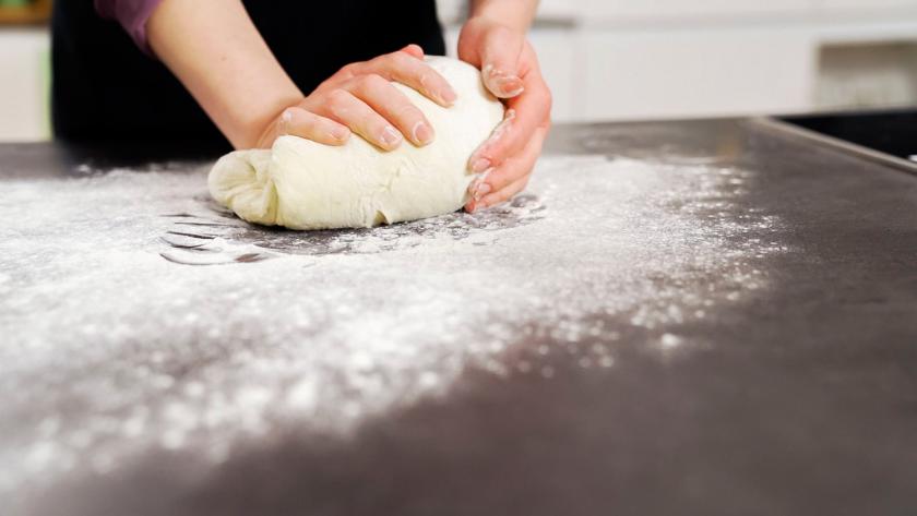 Joghurtbrot wird geformt.