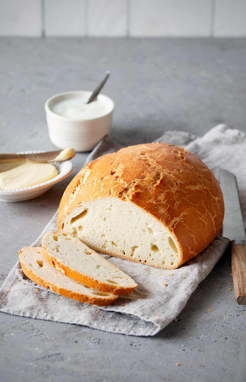 Joghurtbrot angeschnitten auf einem Tuch.