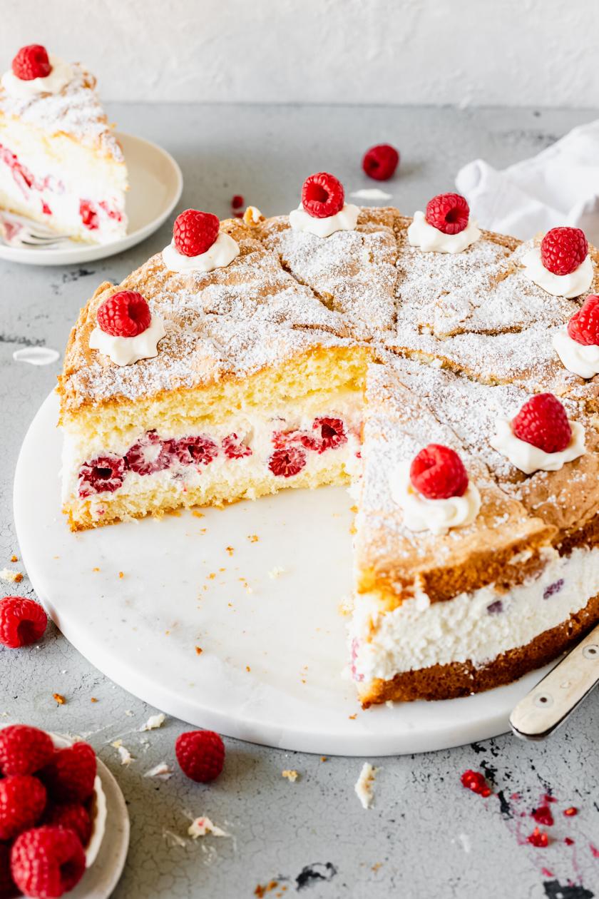 Omas Käse-Sahne-Torte mit Himbeeren | Simply Yummy