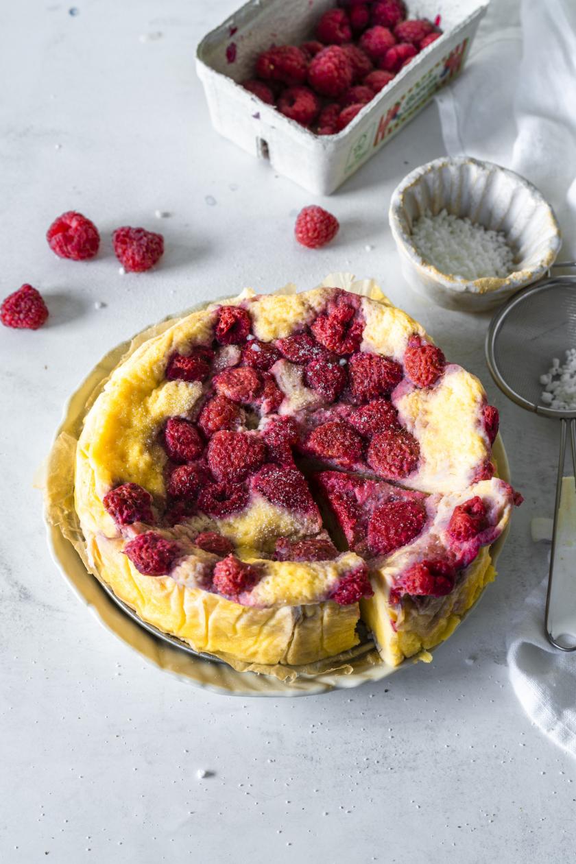 Käsekuchen mit weißer Schokolade und Himbeeren