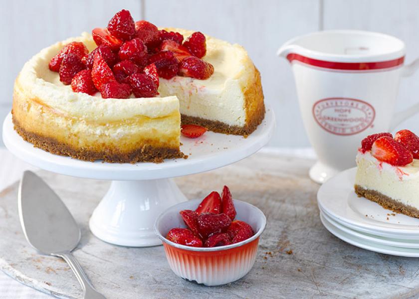 Käsekuchen mit Crème fraîche und Erdbeeren | Simply Yummy