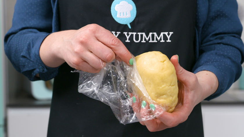 Der Teig für die Käsekuchenmuffins mit Streuseln wird in Folie eingeschlagen.