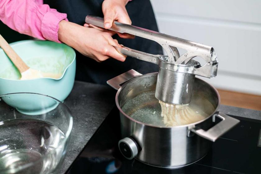 Käsespätzle selber machen - cremig mit Sahne | Simply Yummy