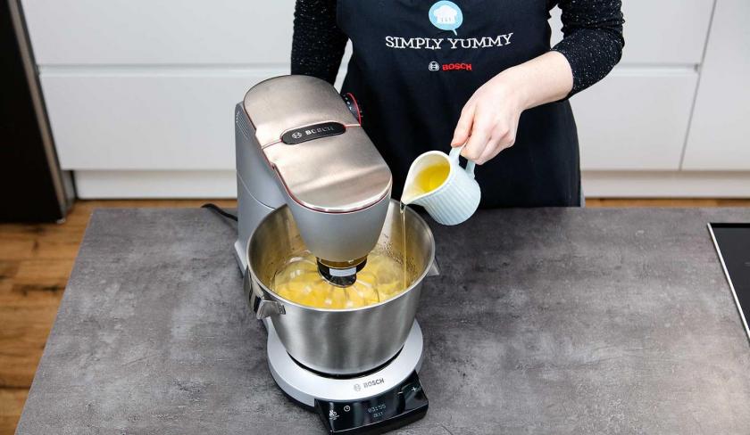 Zum Teig für den Kaffeekuchen mit Walnusskrokant wird Öl in die Rührschüssel der Küchenmaschine gegeben.