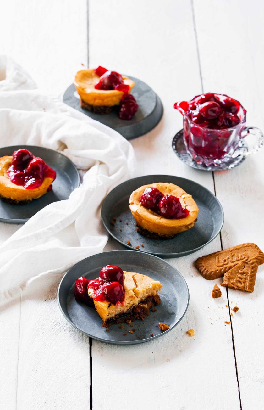 Karamell-Cheesecake mit warmen Kirschen | Simply Yummy