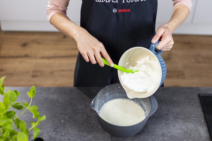 Eischnee wird zum Teig für den karamellisierten Kaiserschmarrn gegeben.