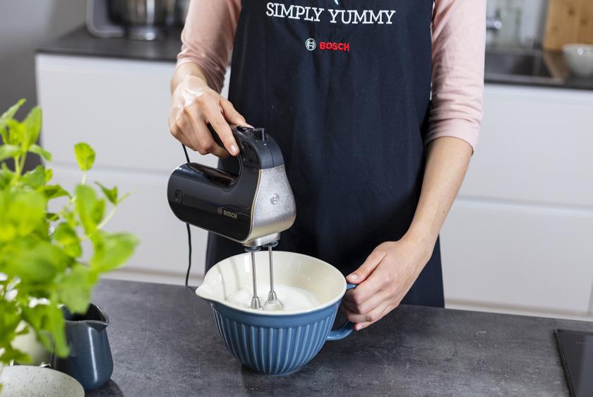 Eischnee wird in einer Schüssel mit einem Handmixer gerührt.