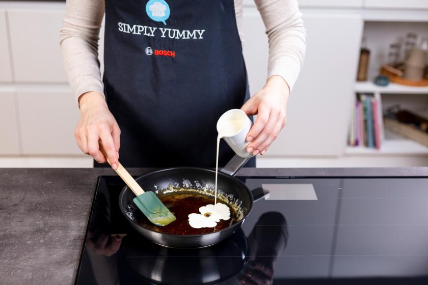 Sahne wird in die Pfanne zum Karamell gegeben.