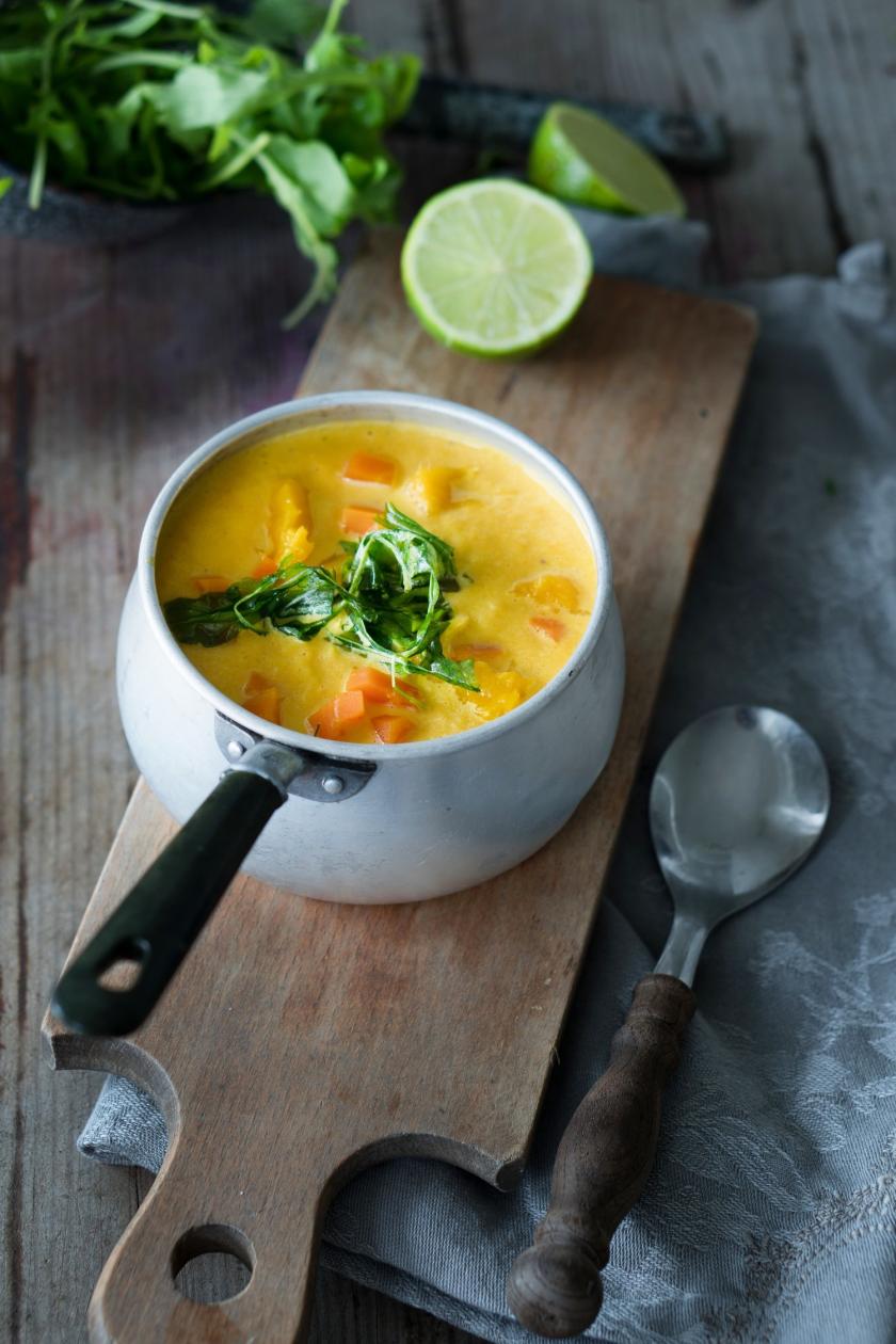 Karotten-Mango-Suppe mit frittiertem Rucola | Simply Yummy