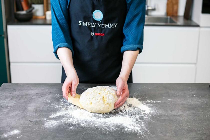 Kartoffelbrot wird geformt.