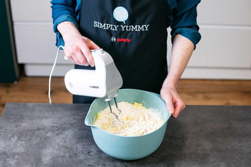 Hefeteig für Kartoffelbrot wird mit einem Rührgerät geknetet.