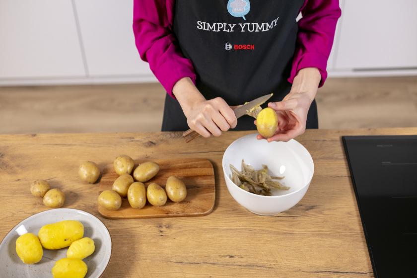 Kartoffeln werden gepellt.