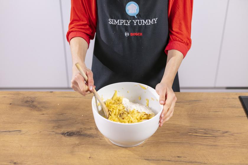Die Kartoffelmasse für die Kartoffelpuffer wird in einer Schüssel vermengt.