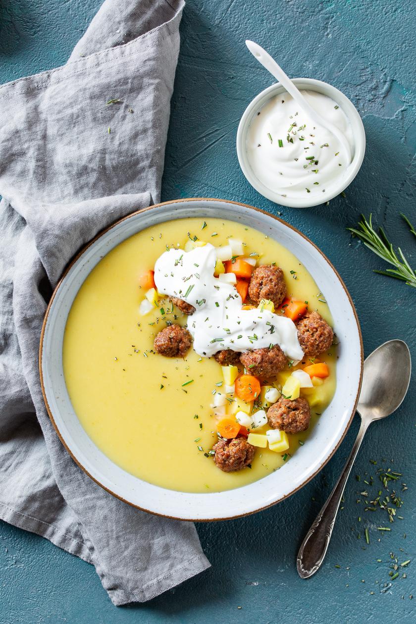Kartoffelsuppe mit Hackbällchen und Schmand