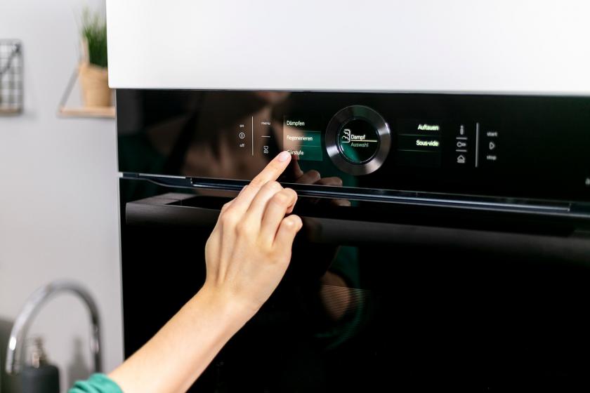 Das Gärprogramm des Bosch Sensor-Backofens der Serie 8 wird eingestellt.