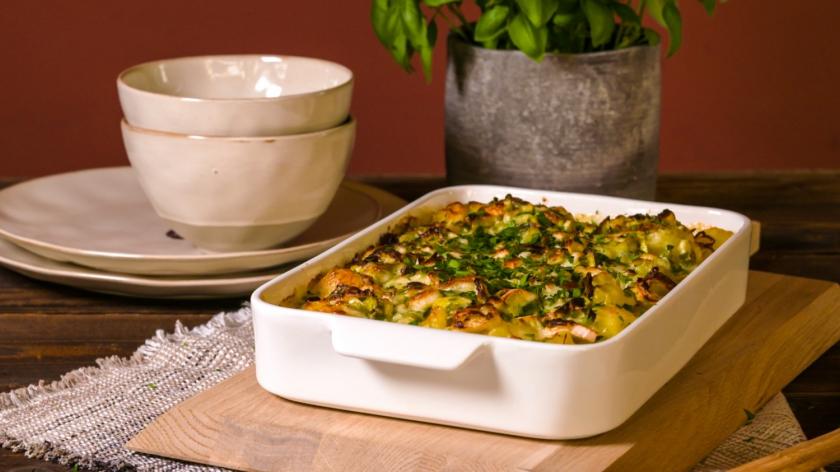 Kassler-Auflauf mit Kartoffeln in weißer Auflaufform.