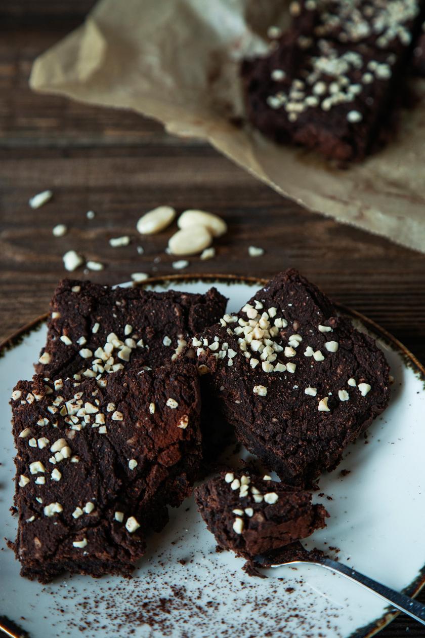 Mehrere Kidneybohnen-Brownies auf einem Teller gestapelt.