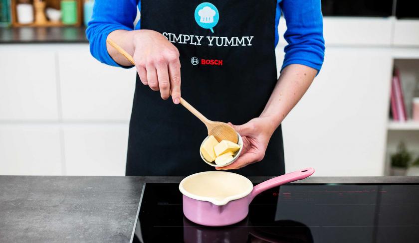 Für den v wird Butter in einen Topf gegeben.