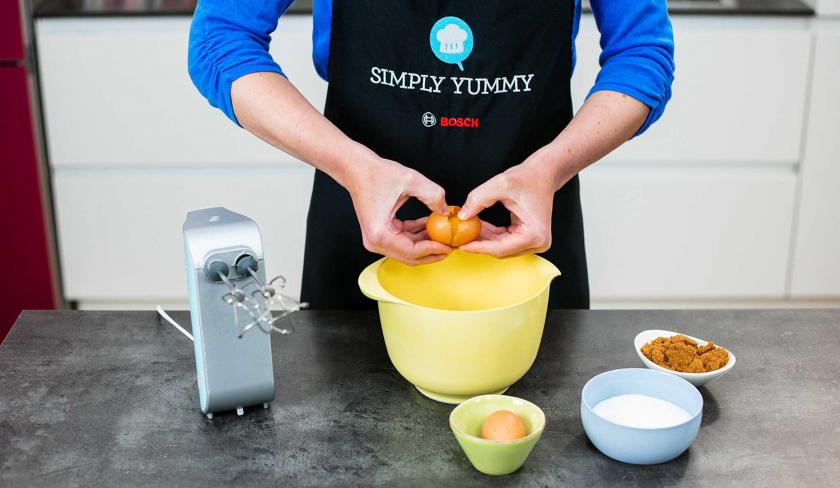 Für den Kladdkaka werden Eier in eine Rührschüssel gegeben.