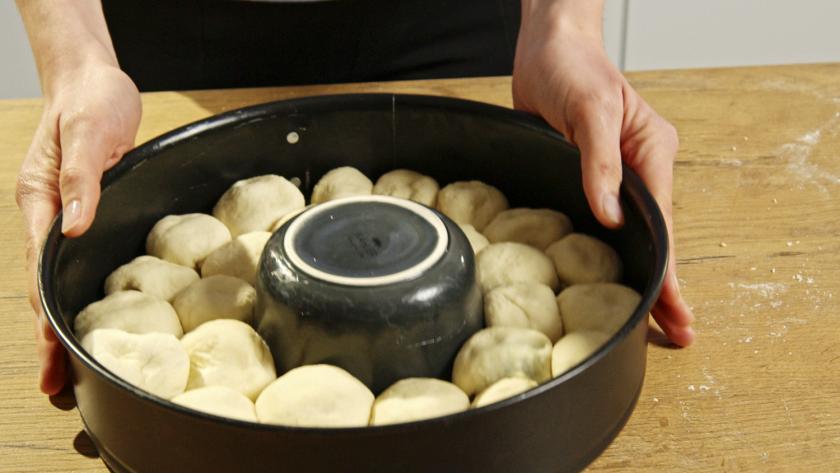 Knoblauchbrot liegt in der Form.