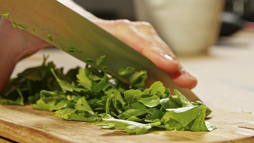 Petersilie wird gehackt.