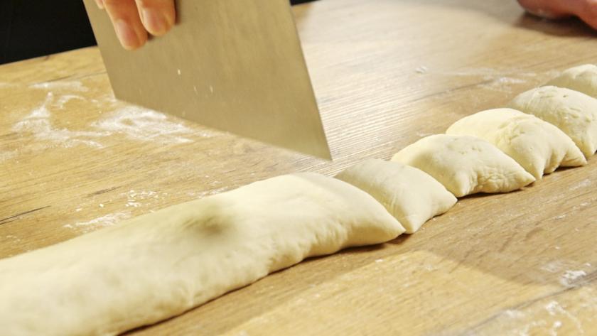 Der Teig für das Knoblauchbrot wird portioniert.