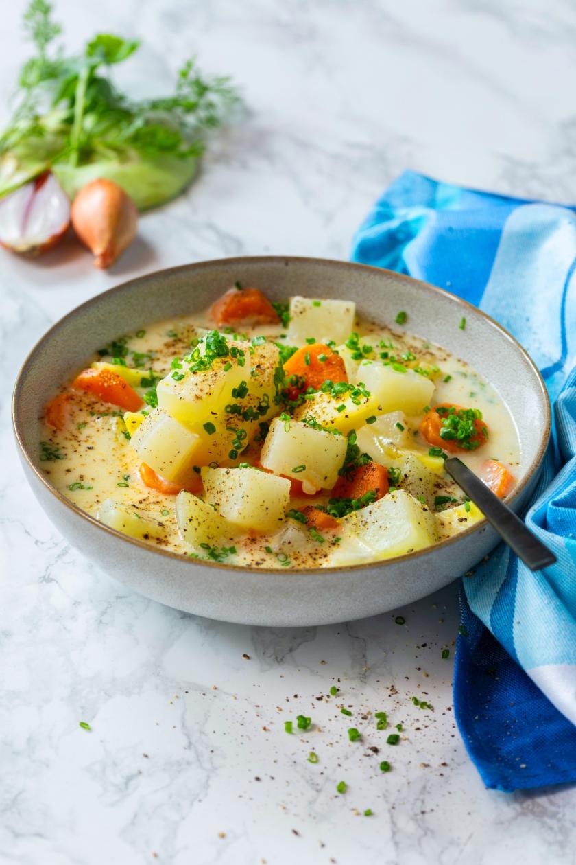 Kohlrabi-Möhren-Gemüse mit Kartoffeln angerichtet in Schüssel