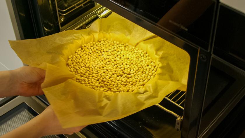 Boden des Kokos-Pies mit Hülsenfrüchten wird im Ofen blindgebacken.