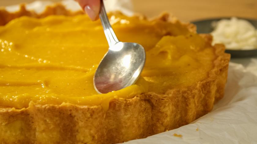 Maracuja Curd wird auf dem Kokos-Pie verteilt.