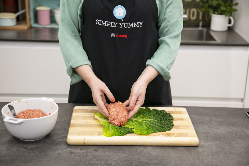 Die Füllung für die Krautwickel wird auf die Blätter gelegt.