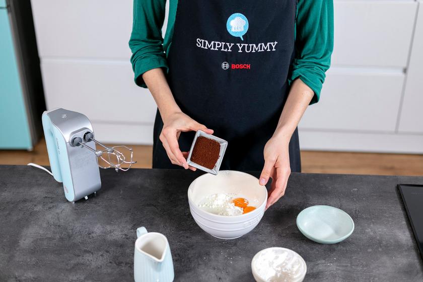 Kakao wird in eine Schüssel gegeben.