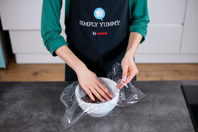 Schokoladenpudding wird mit Folie abgedeckt.