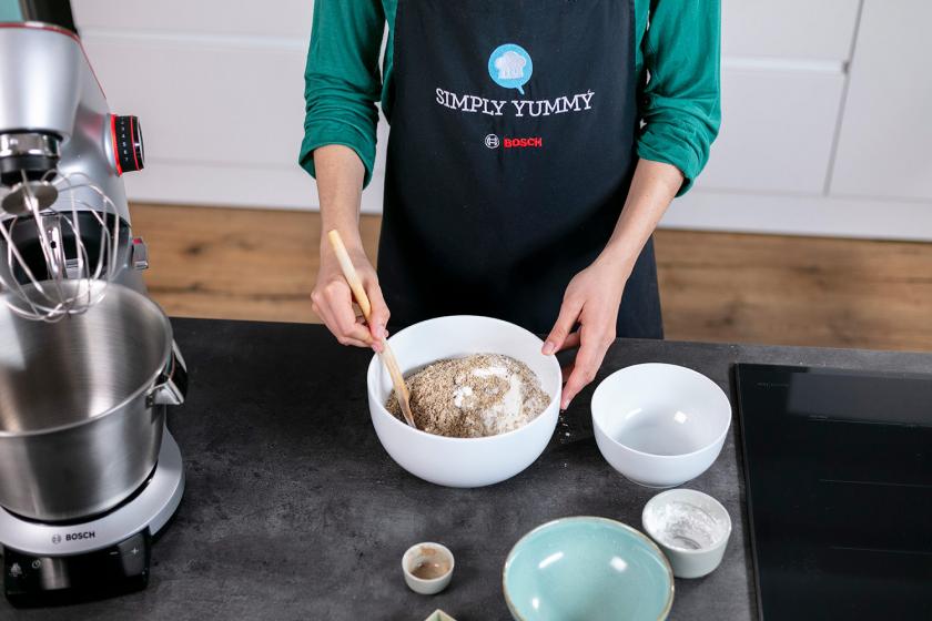 Die Trockenen Zutaten für den Kuchen mit Puddingkern werden in einer Schüssel gemischt.