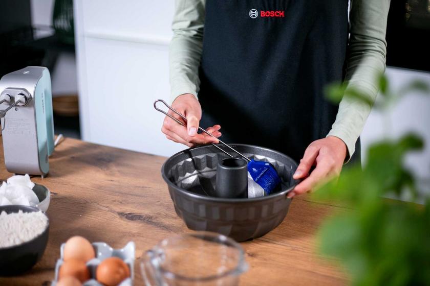 Die Gugelhupfform wird eingefettet.