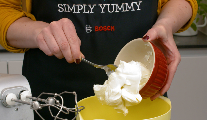 Für den Kürbiskuchen mit Cheesecakeswirl wird Frischkäse in eine Schüssel gefüllt.