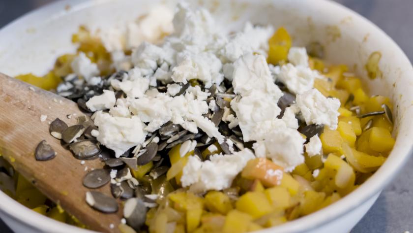 Feta und  Kürbiskerne kommen zur Füllung für den Kürbisstrudel.