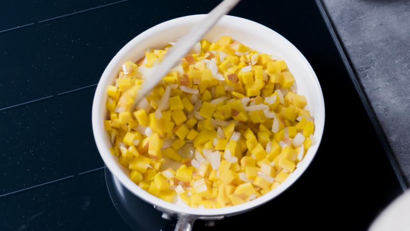 Die Füllung für den Kürbisstrudel wird in einer Pfanne angebraten.