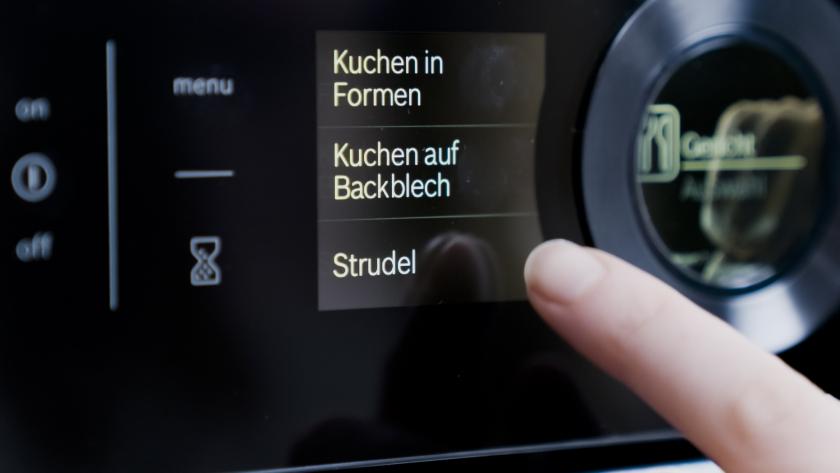 Der Backofen wird eingestellt.