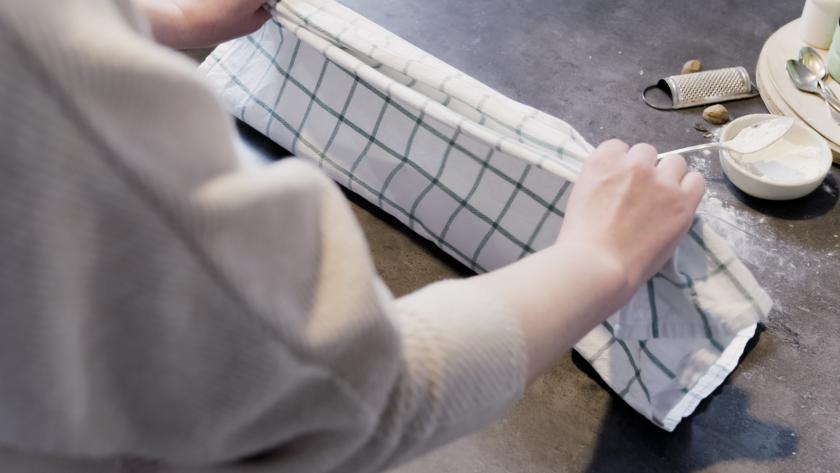 Der Kürbisstrudel wird aufgerollt.