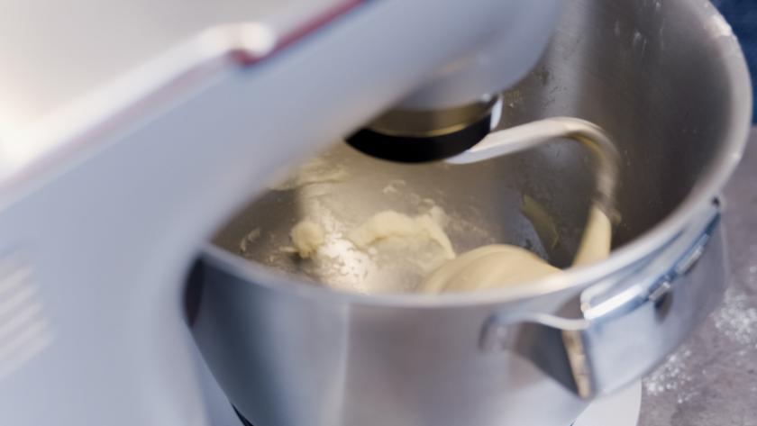 Der Teig für den Kürbisstrudel wird mit einer Küchenmaschine geknetet.