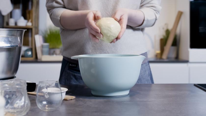 Der Teig für den Kürbisstrudel als Kugel geformt und in eine Rührschüssel gegeben.