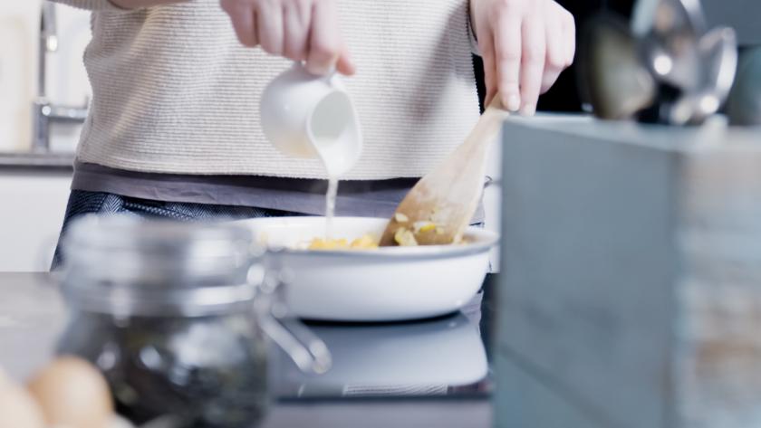 Die Füllung für den Kürbisstrudel wird mit Weißwein abgelöscht. 