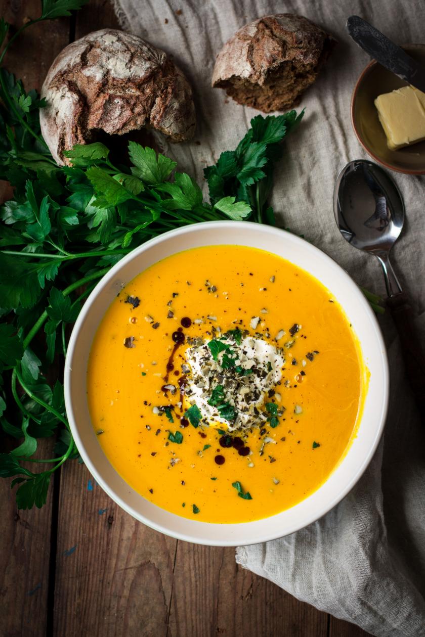 Kürbissuppe im Ofen einfach zubereiten | Simply Yummy