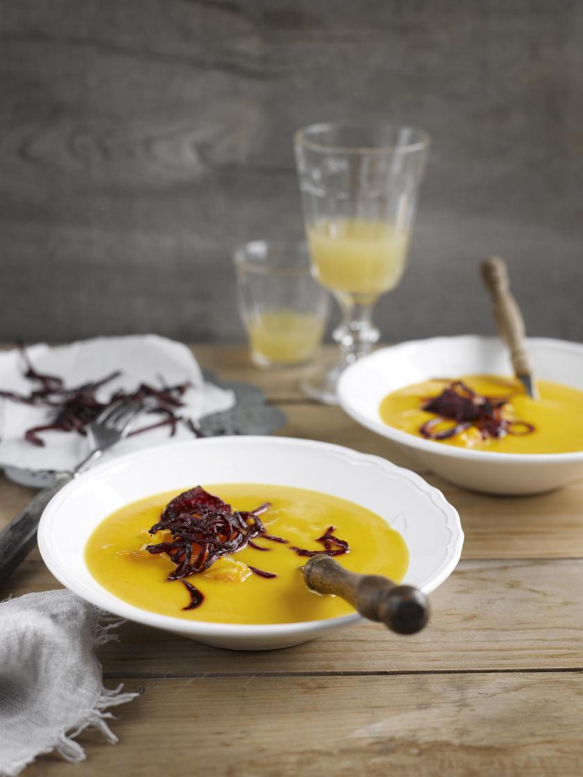 Kürbissuppe mit frittierten Rote-Bete-Streifen | Simply Yummy