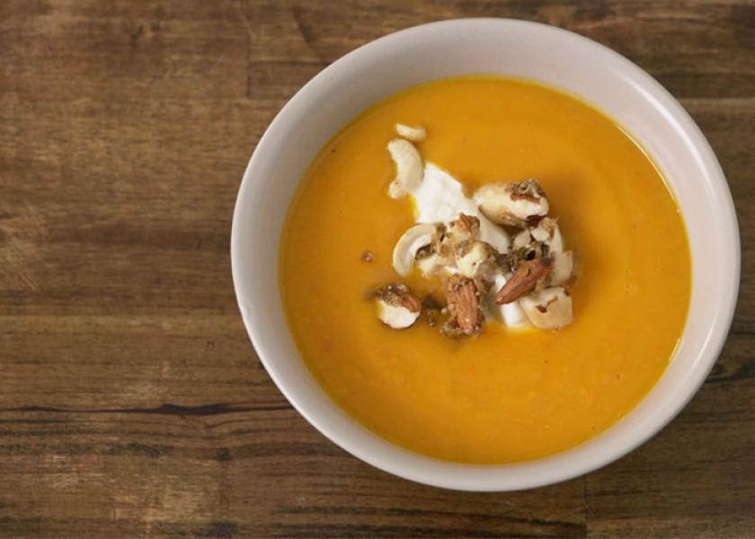 Vegane Kürbissuppe mit gerösteten Nüssen