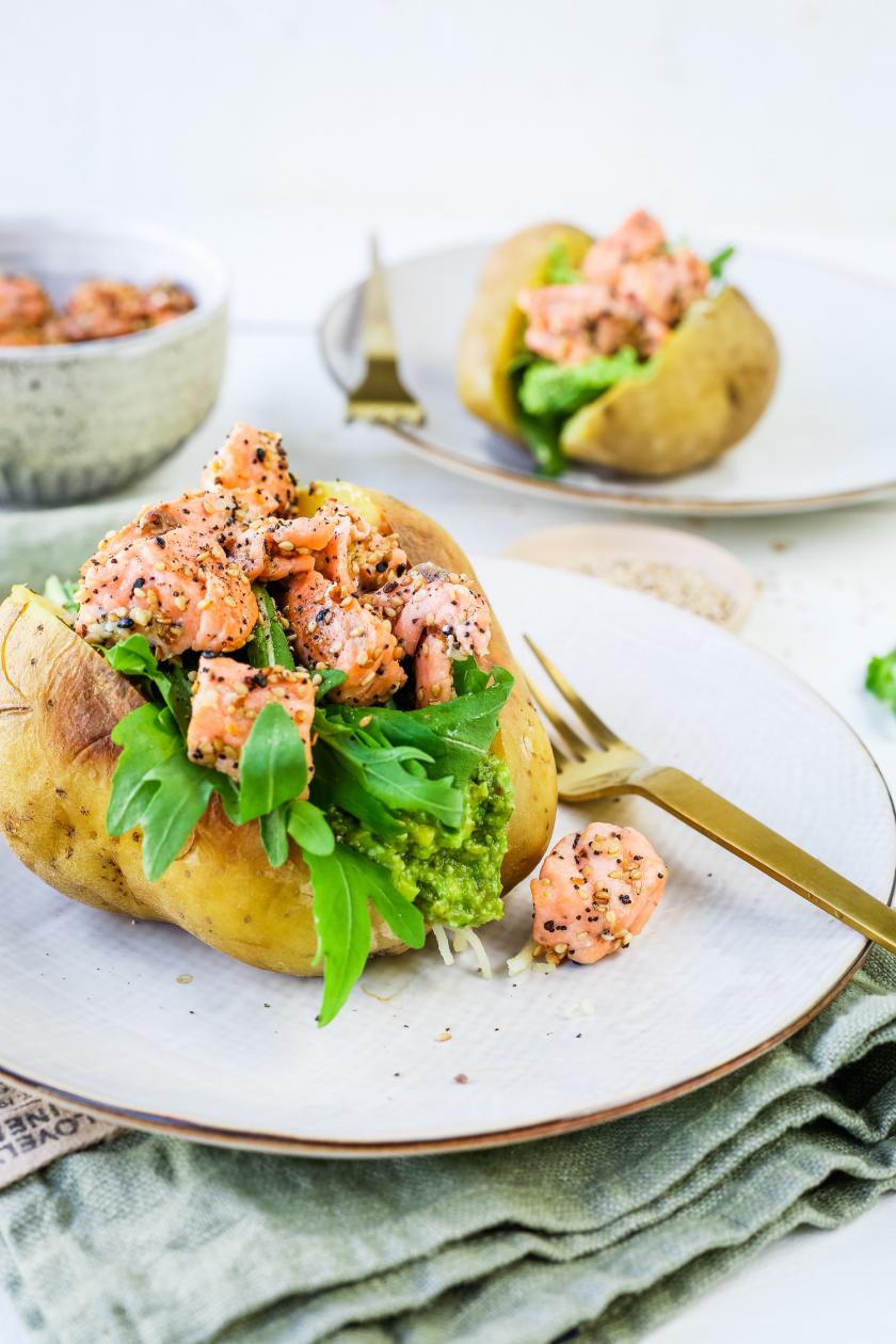 Kumpir mit Lachs und Avocadocreme | Simply Yummy