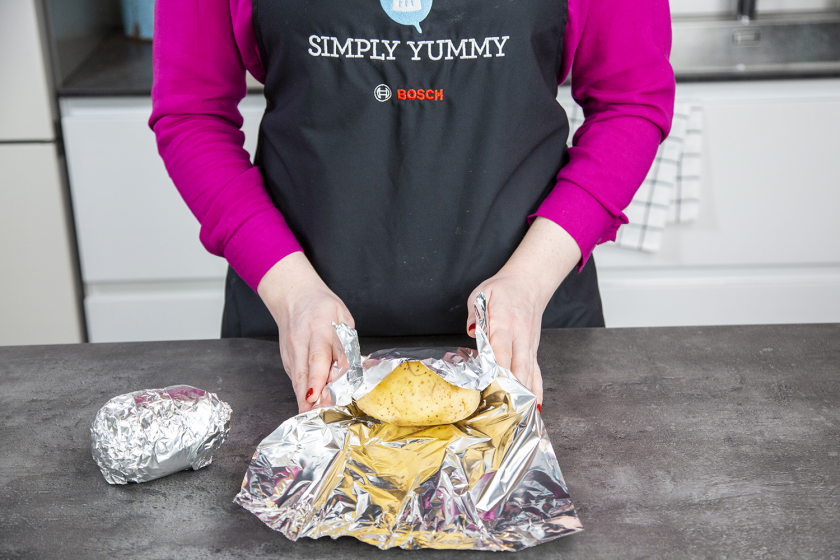 Die Kumpir werden in Alufolie eingewickelt.