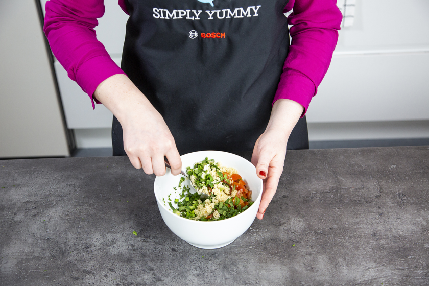 Als Füllung für die Kumpir wird einn Couscous-Salat angerührt.