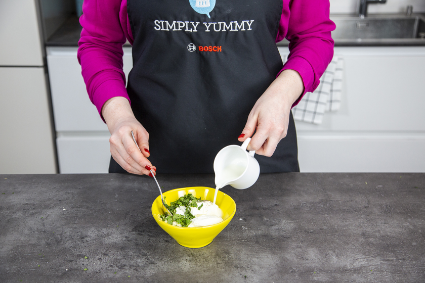 Als Soße für die Kumpir wird Joghurt mit Ayran vermischt.